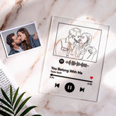 מחזיק מפתחות אישי עשוי אקריליק עם קוד QR לשיר 'You Belong With Me' של טיילור סוויפט, לצד איור קווי זוגי בהתאמה אישית ותמונה של זוג מאוהב ברקע.